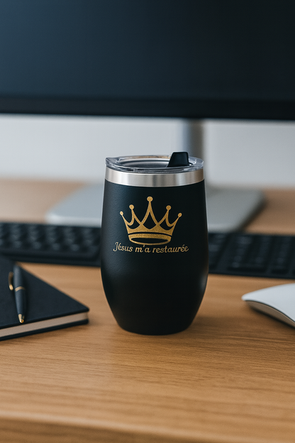 Tasse de voyage logo doré Jésus restaure encore